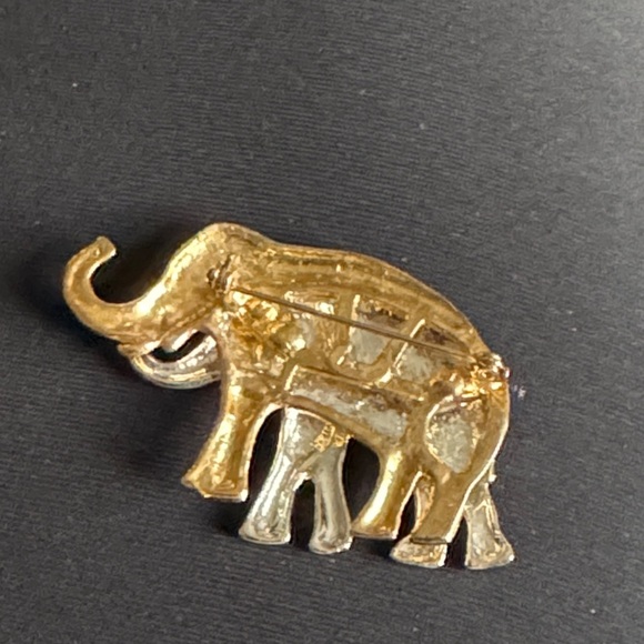 Signed Elephant Brooch Gold Silver Tone Lapel Hat Bag Gear Liz Claiborne LC Pin - Picture 2 of 6